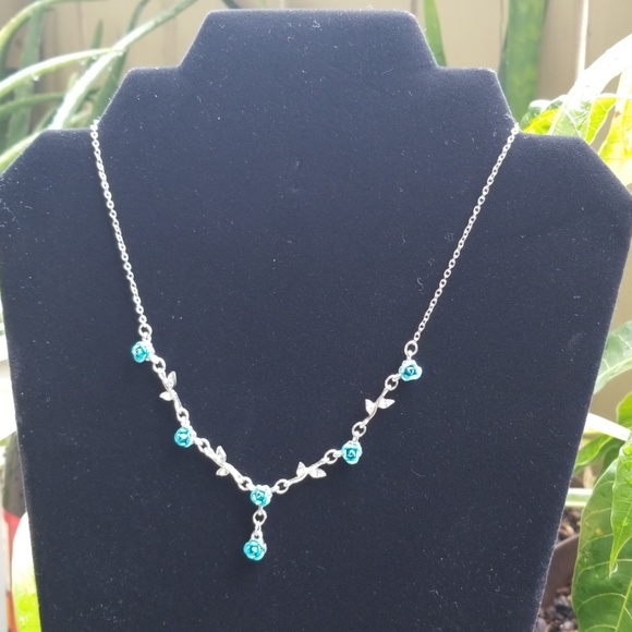 None Jewelry - Necklace with blue roses